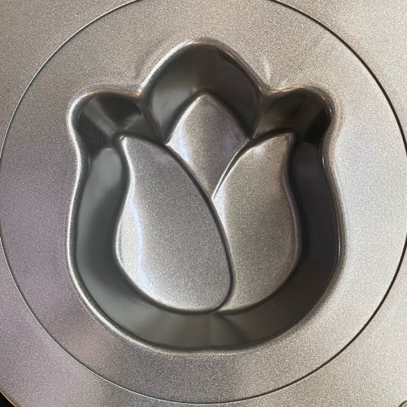 EUC Wilton Easter Mini Cake Pan. Metal cake pan makes 6 Mini Cakes - Picture 4 of 11